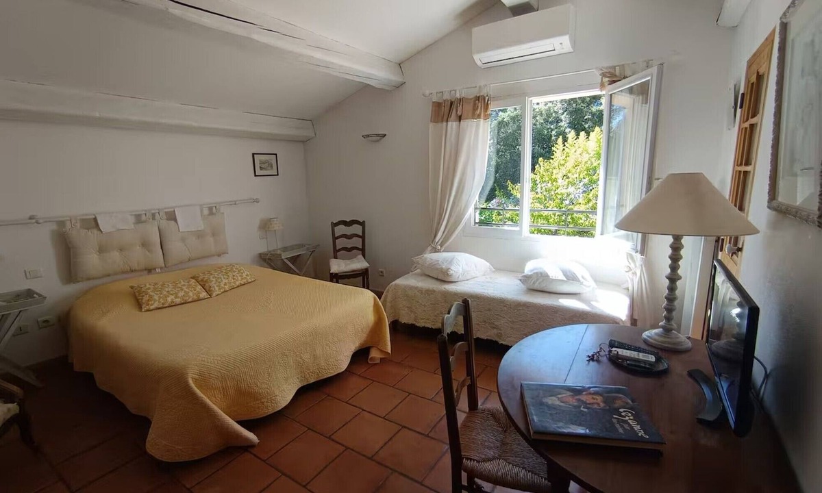 Saint-Marc-Jaumegarde Bed & Breakfast | Bed and Breakfast 'La Thébaïde - Les Lauriers' with Shared Pool, Private Garden and Wi-Fi