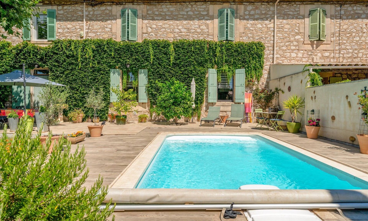 Saint-Martin-de-Crau Bed & Breakfast | Bed and Breakfast 'Aux Portes Des Alpilles' with Shared Pool, Wi-Fi and Air Conditioning