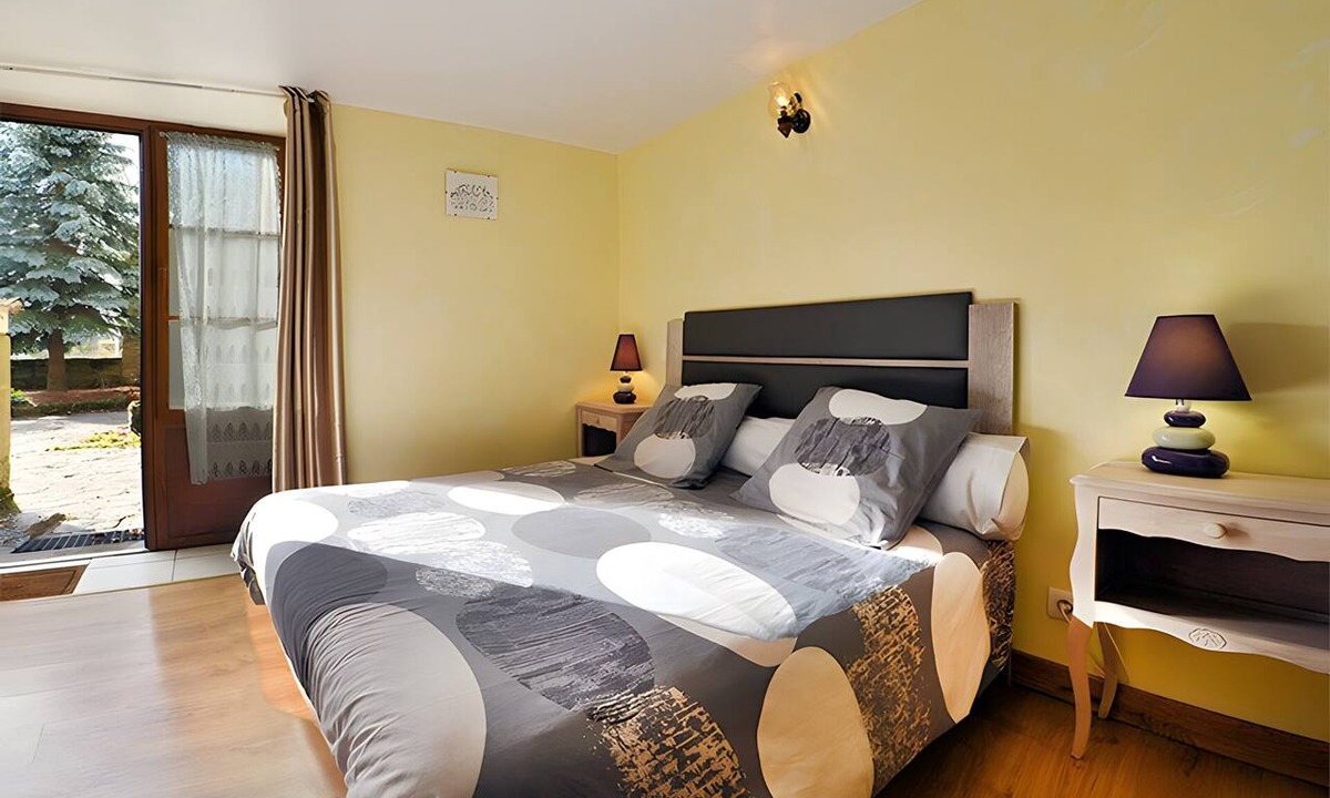 Castelnau-Pegayrols Bed & Breakfast | Bed and Breakfast 'Chambre La Paille' with Mountain View, Shared Pool and Wi-Fi