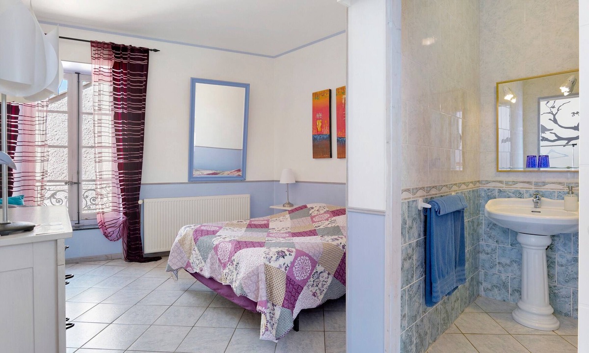 Cruzy Bed & Breakfast | Bed and Breakfast 'Le Clos Mazerolles - Chambre Bleue' with Shared Pool, Wi-Fi and Air Conditioning