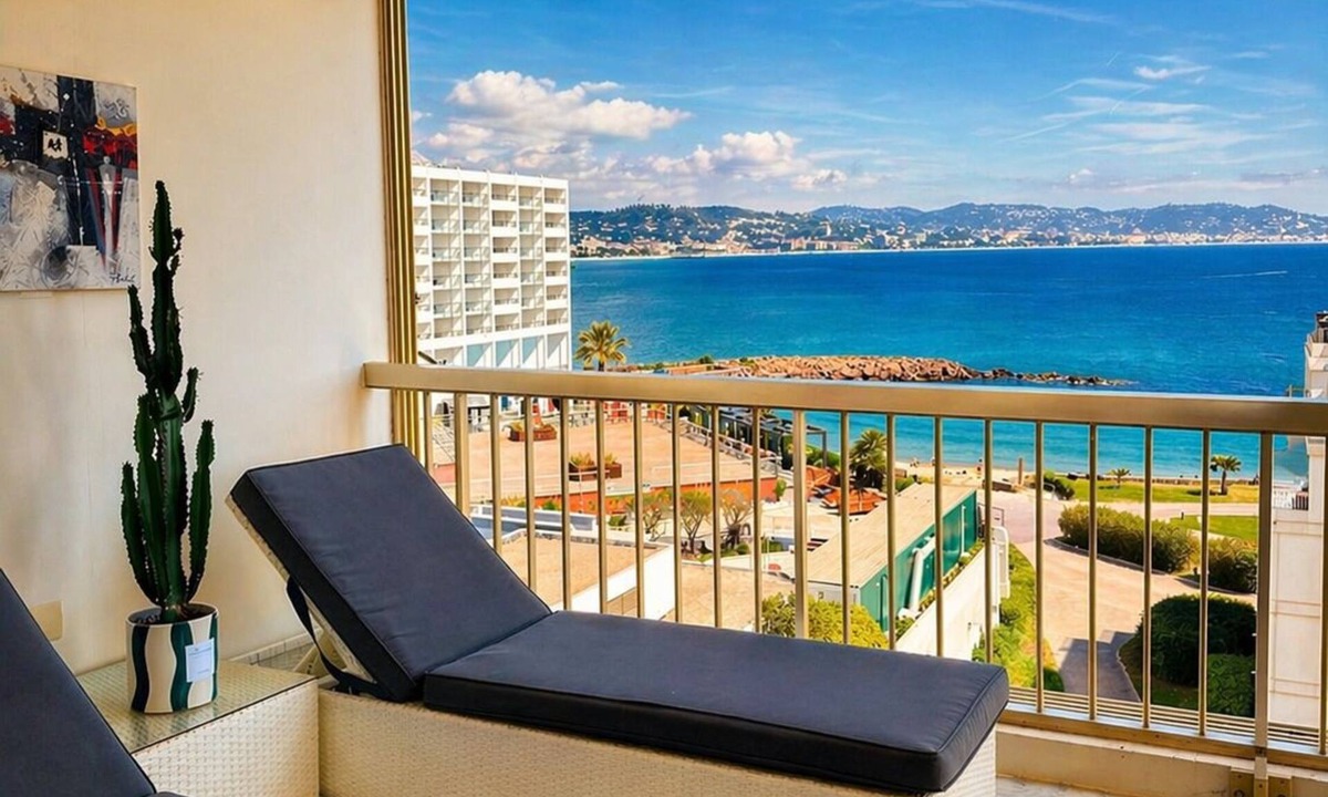 Mandelieu-la-Napoule Beach Apartment | Between sea and port, popular residence with beach access and swimming pool