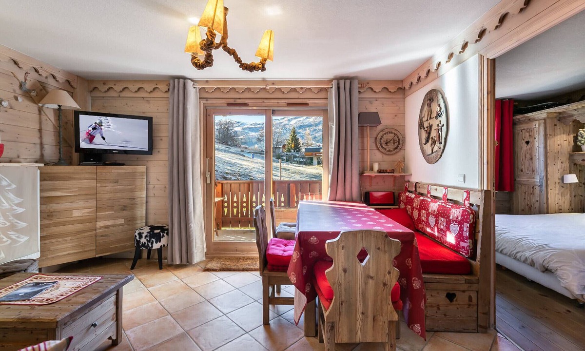 Meribel Village Apartment | Bright apartment, 2 bedrooms at the foot of the slopes, pool and spa access