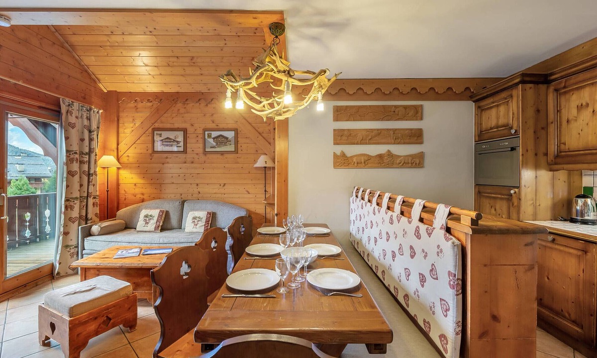 Meribel Village Apartment | Bright duplex with pool access and pets allowed