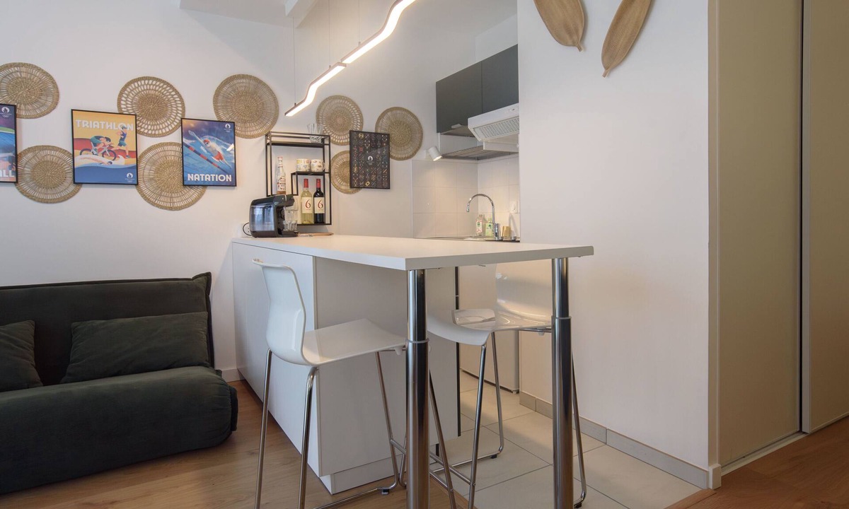 Bussiere - Cadiere Apartment | Bright modern with shared garden near Metro