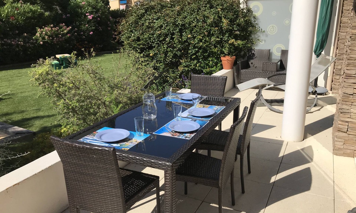 Sanary-sur-Mer Apartment | CAP SUD *. PMR access. Terrace. GARDEN. Parking. All on foot