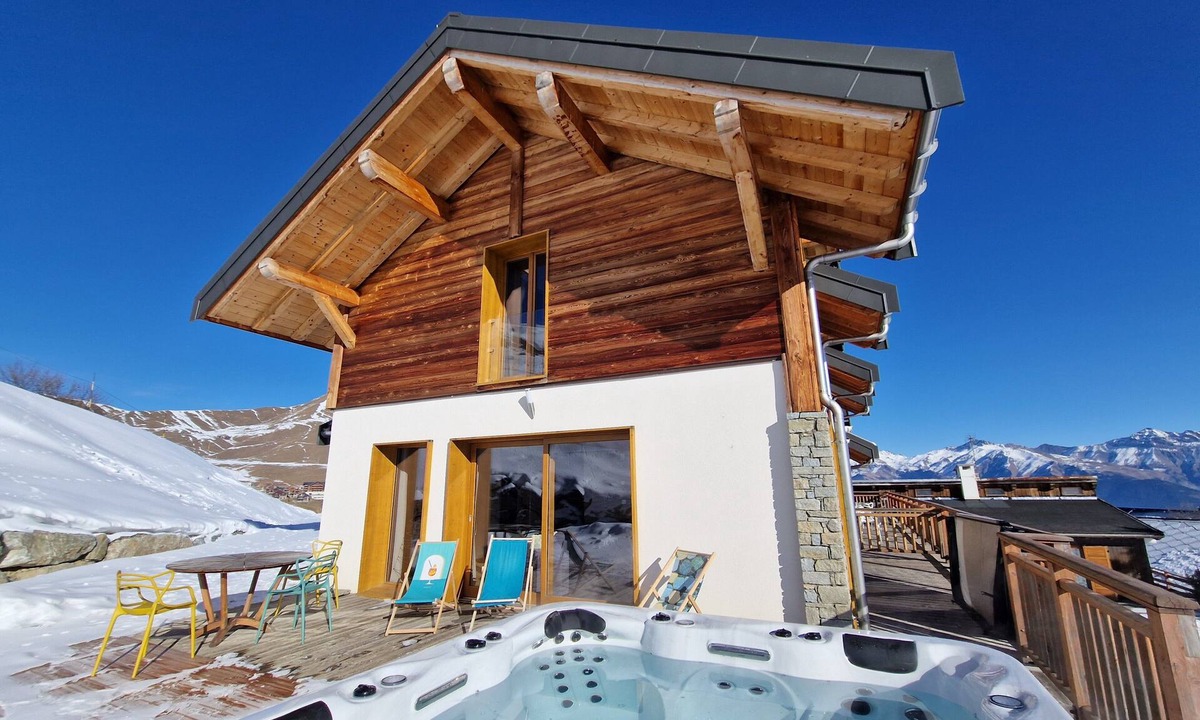 La Toussuire Ski Chalet | Chalet 'Germain Ski Lodge' with Balcony and Wi-Fi