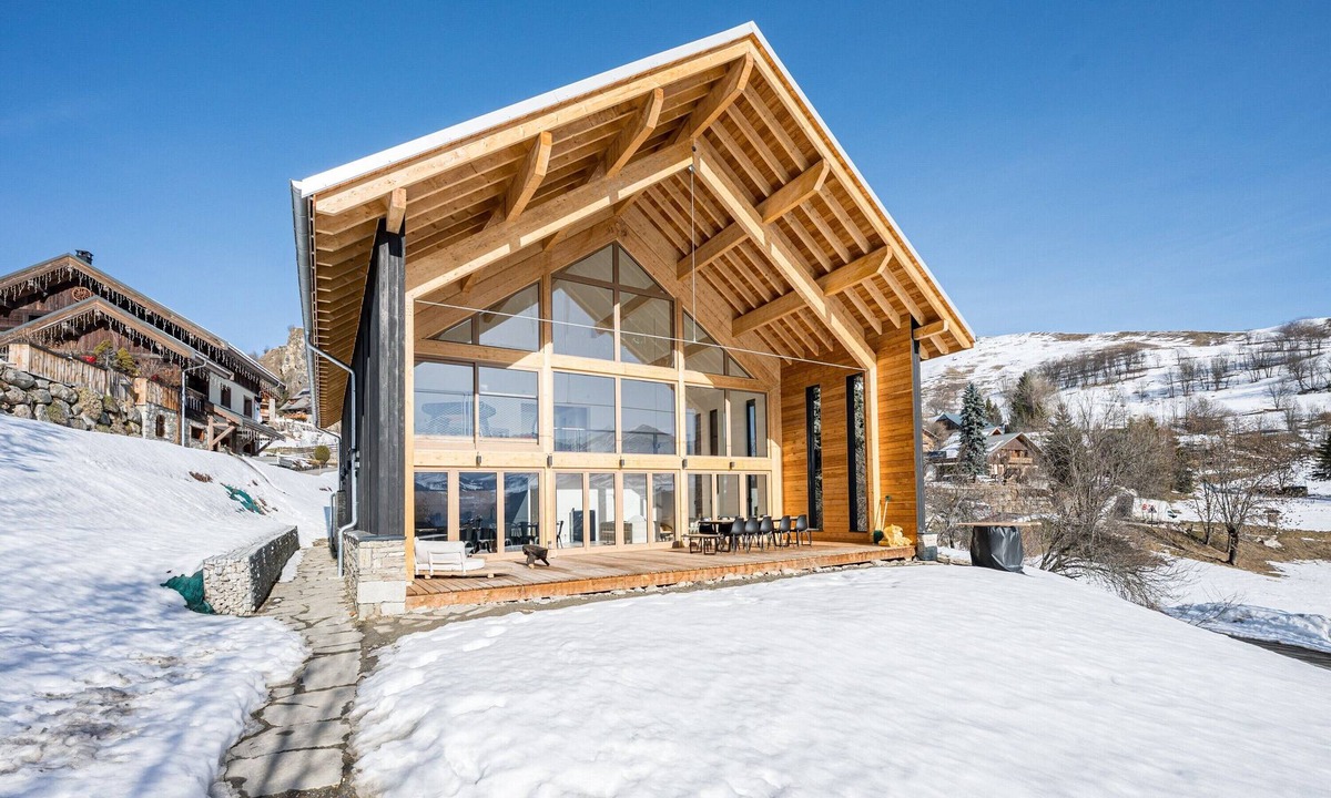 Fontcouverte-la-Toussuire Ski Chalet | Chalet Luxe Black Arves – Spacious Retreat for Families & Friends