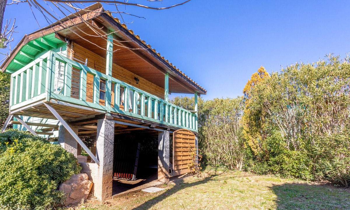 Roquebrune-sur-Argens Ski Chalet | Chalet 'Joli En Bois' with Private Terrace, Wi-Fi & Air Conditioning