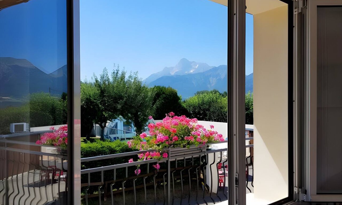 Saint-Laurent-en-Beaumont Apartment | “Chambre Rose” Guest Room with Mountain View, Wi-Fi and Air Conditioning
