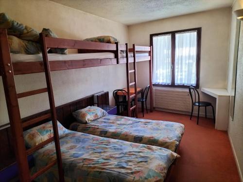 Vallouise House | Chambre Quadruple avec Salle de Bains Privative 1