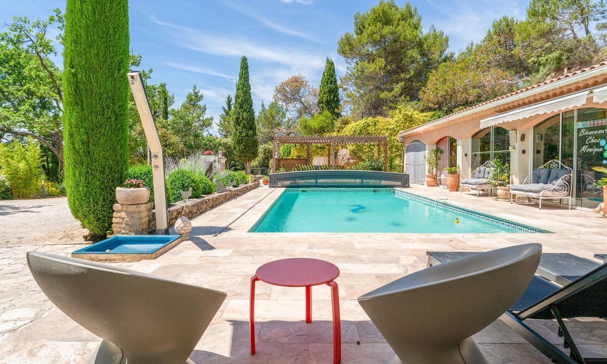 Bedoin Apartment | "Chambre Saumon" Apartment with Shared Pool, Wi-Fi, and Air Conditioning