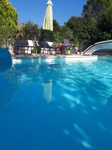 L'Isle-sur-la-Sorgue House | Chambres d'Hôtes dans villa avec piscine chez Raphaële