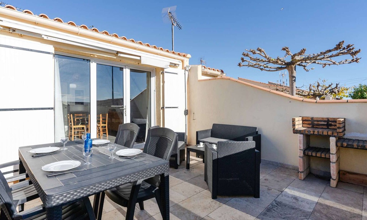 Saint-Pierre-la-Mer Villa | Charming Studio with Mezzanine, A/C, Shared Pool, Near Beach and Parking