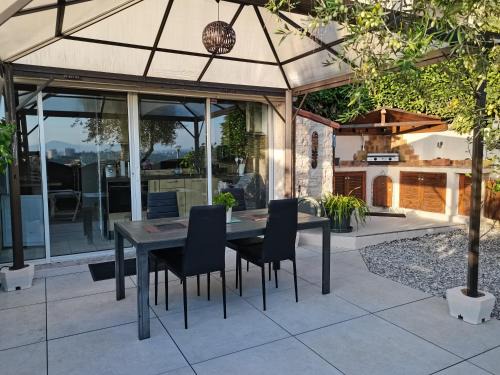 Bastide Giraud Apartment | Charmant 2p au calme, jardin, piscine, vue panoramique et stationnement