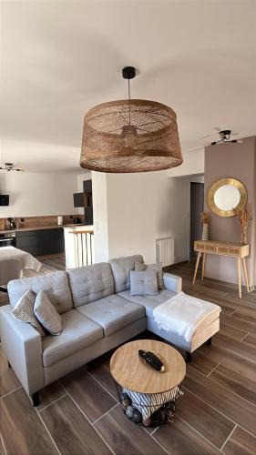 Auberives-sur-Vareze House | Charmante maison de village avec terrasse