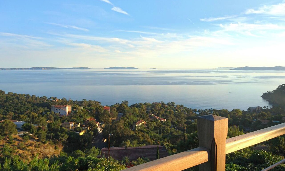 Le Rayol Apartment | CHARMING PROPERTY WITH SPECTACULAR VIEWS AND SMALL POOL NESTLED ON THE CORNICHE