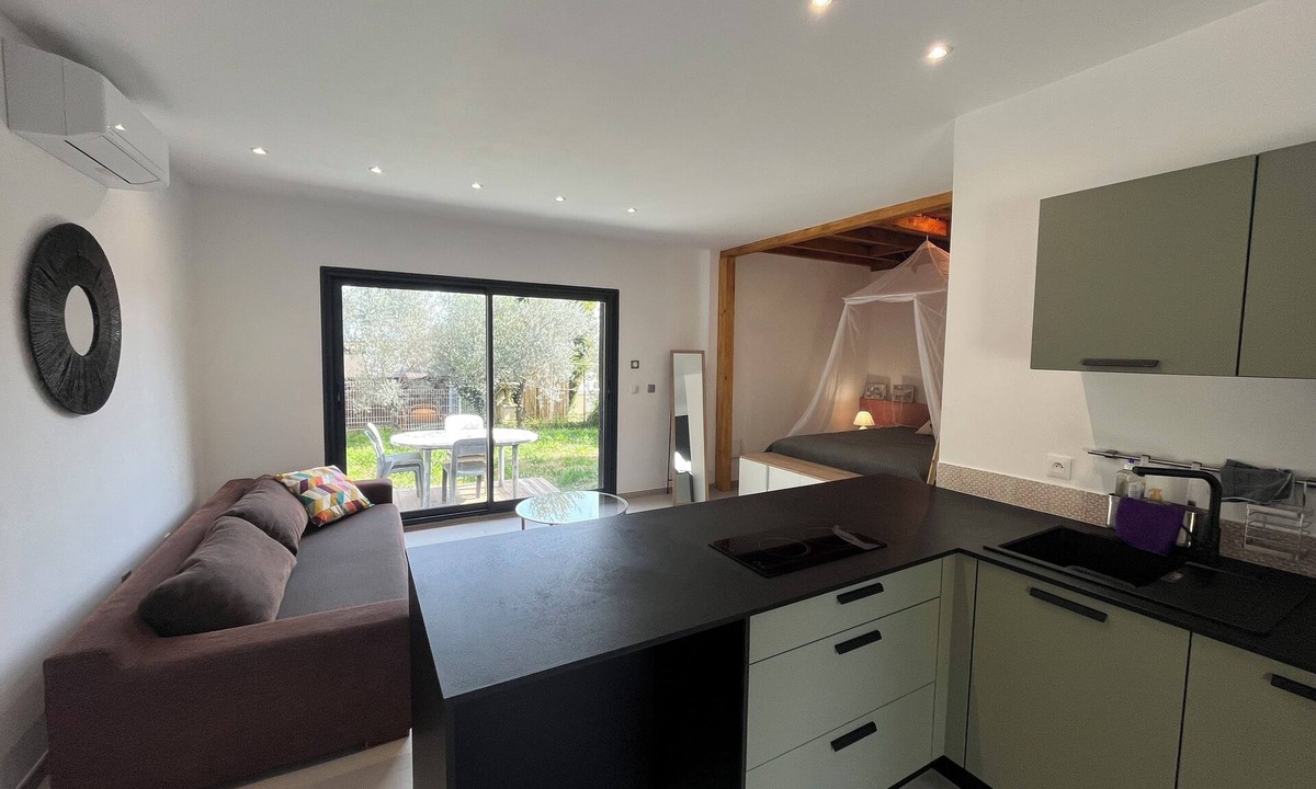 Villeneuve-les-Avignon Apartment | Charming 37 M2 studio with small garden in Villeneuve les Avignon