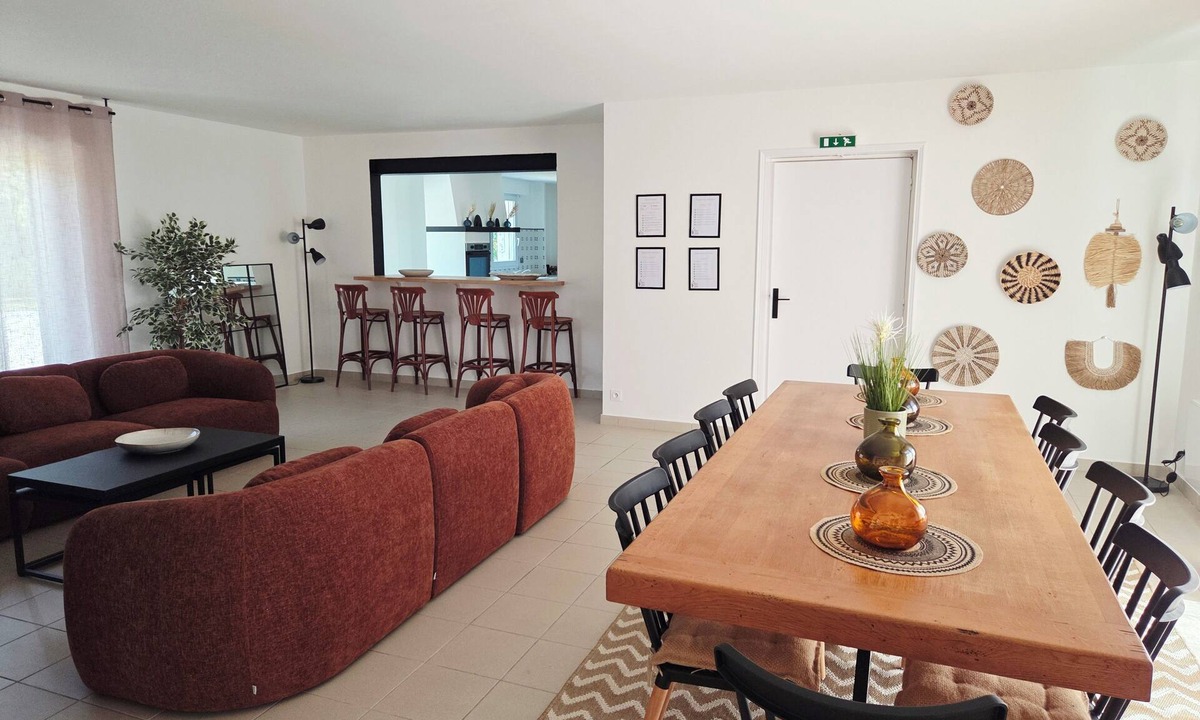 Saint-Lyphard House | Charming Large Thatched Cottage in Brière – Sleeps 15 – Near La Baule & Guérande