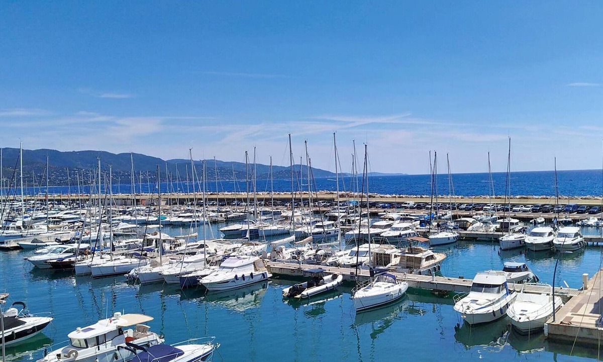 La Faviere Apartment | Charming T2 in La Favière with pool and private parking, near beaches and shops