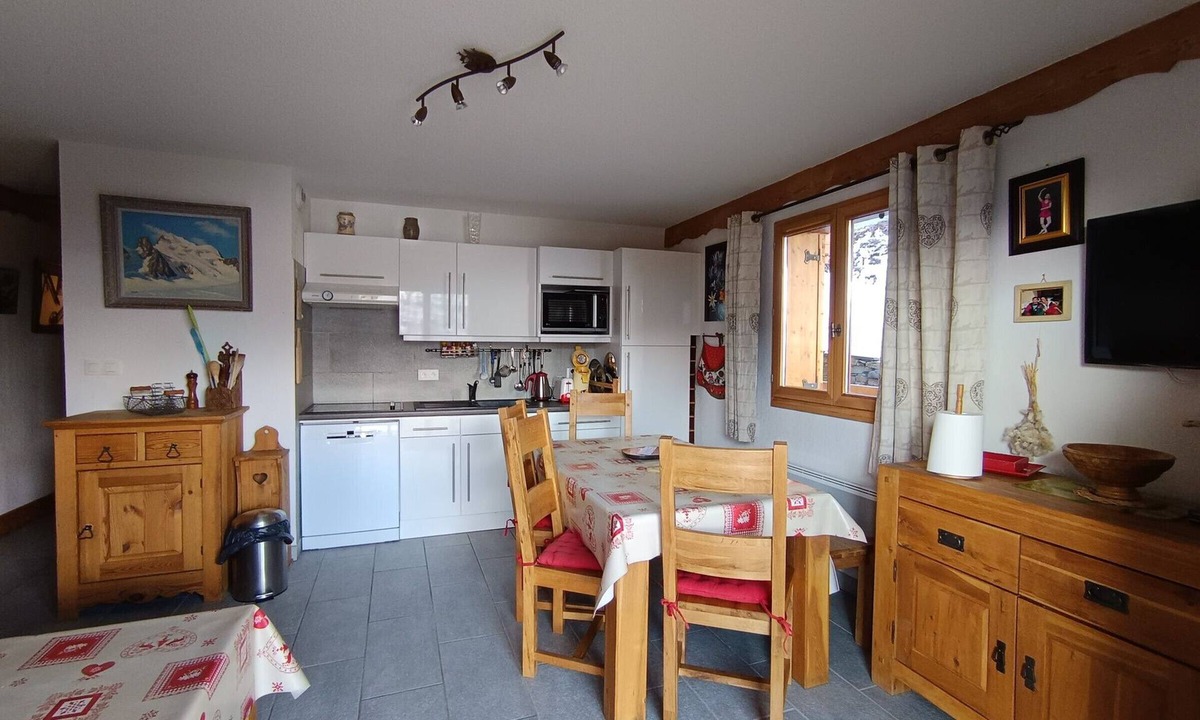 Montgenevre Apartment | Comfortable apartment, large south-facing terrace, close to slopes, pets and parking