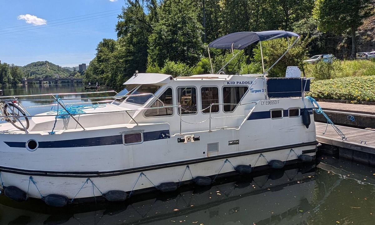 Luzech Boat Rental | Comfortable Houseboat Stay in the Scenic Lot Valley, Luzech