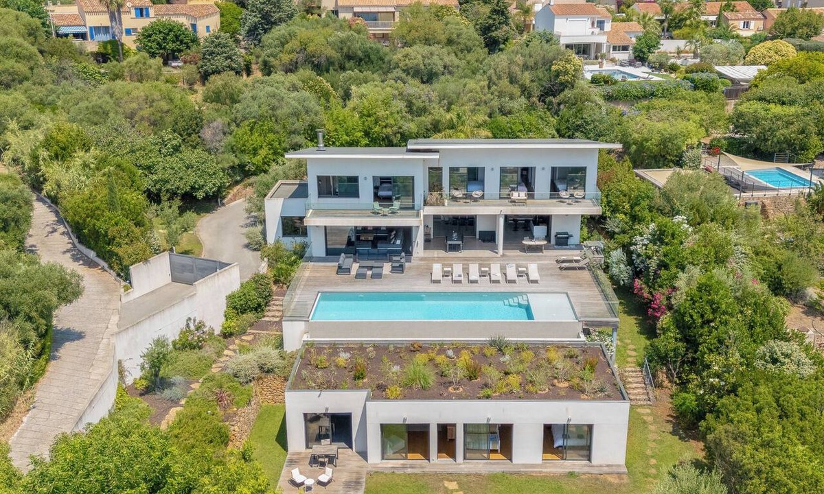Carqueiranne Villa | Contemporary villa facing the sea, just a few steps from the beach and the port