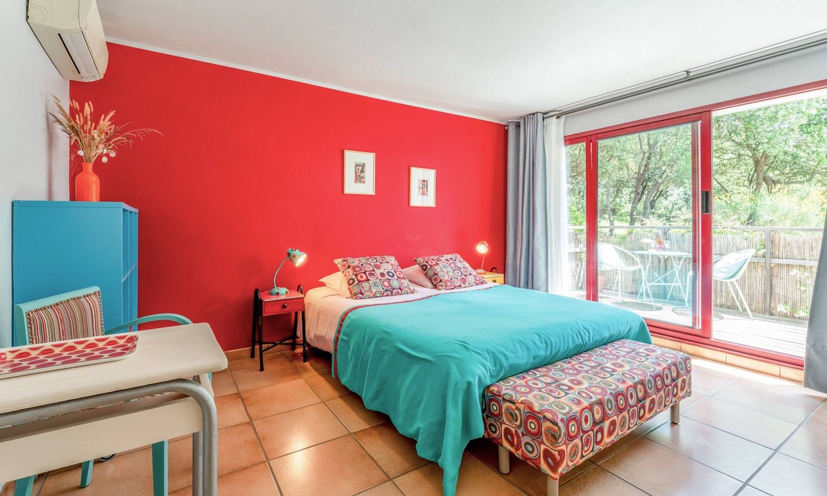 Lagarde Pareol Bed & Breakfast | Coquelicot Guest Room with Shared Pool, Wi-Fi, and Air Conditioning