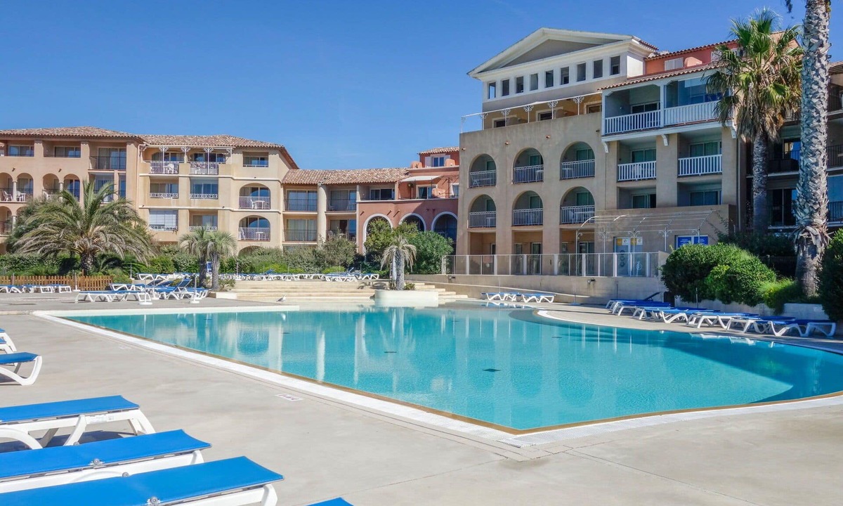 Six-Fours-les-Plages Apartment | Cosy apartment for 6 people with pool, WIFI, TV, terrace and pets allowed