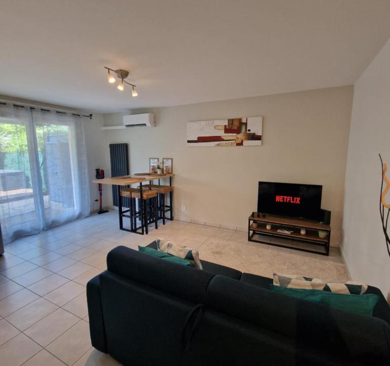 Decines-Charpieu Apartment | Cosy Decines Groupama Stadium-LDLC Arena Climatisé