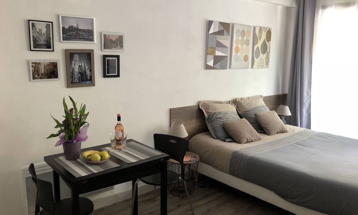 Couronne Urbaine Apartment | Cosy & Spacious, bright 25 m2 with balcony and air-conditioning right in the center of town