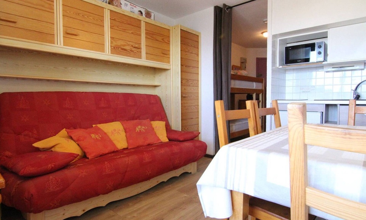Eclose-Est Apartment | Cozy Studio for 4 in Alpe d'Huez, Close to Slopes & Shops, Balcony, Pets Welcome