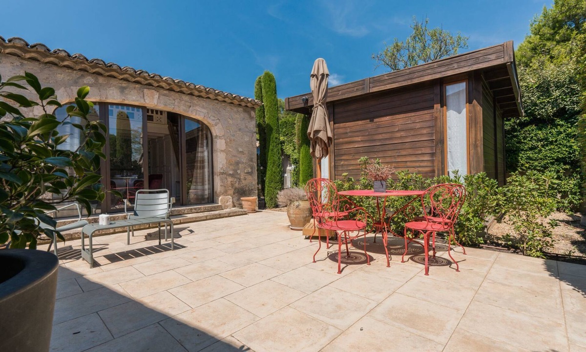 Eygalieres House | Das Atelier im Mas Naste by Interhome