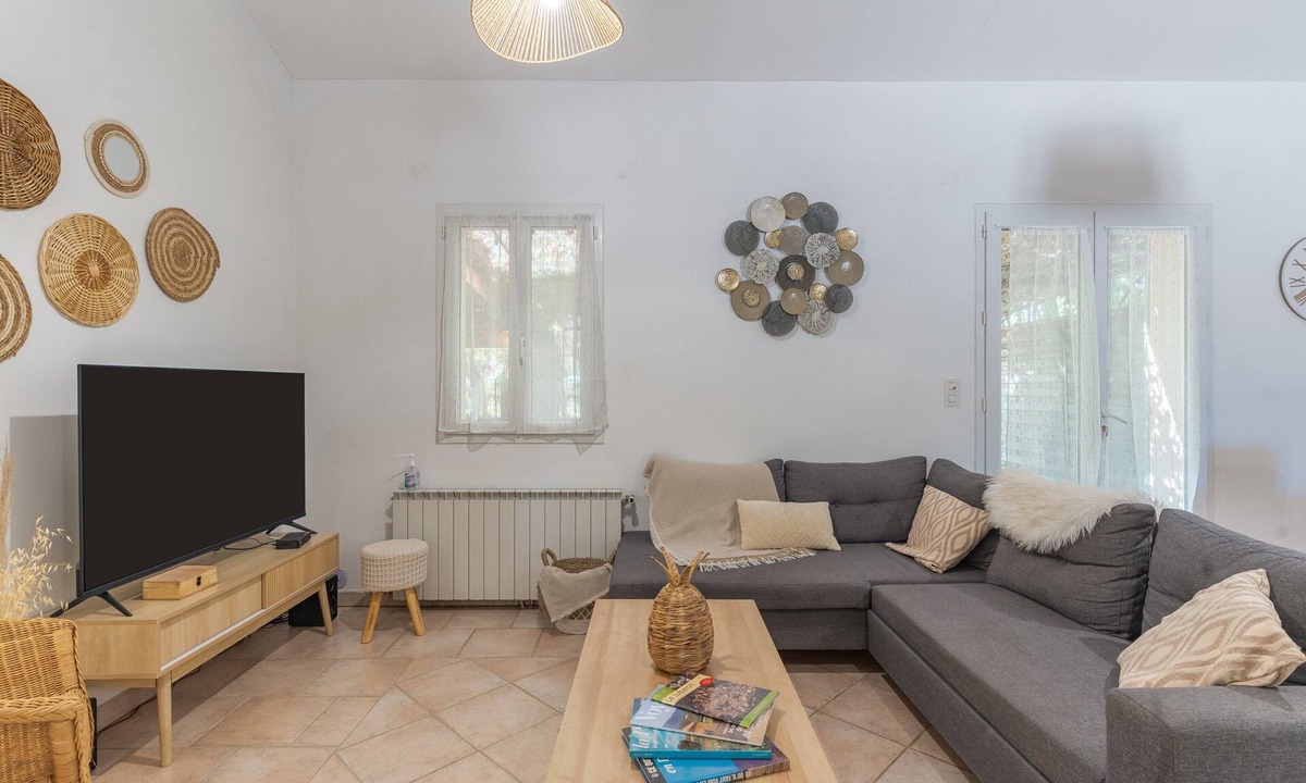 Roussillon Villa | Domaine Plan des Devens – Peaceful 4-Star Retreat with Heated Pool
