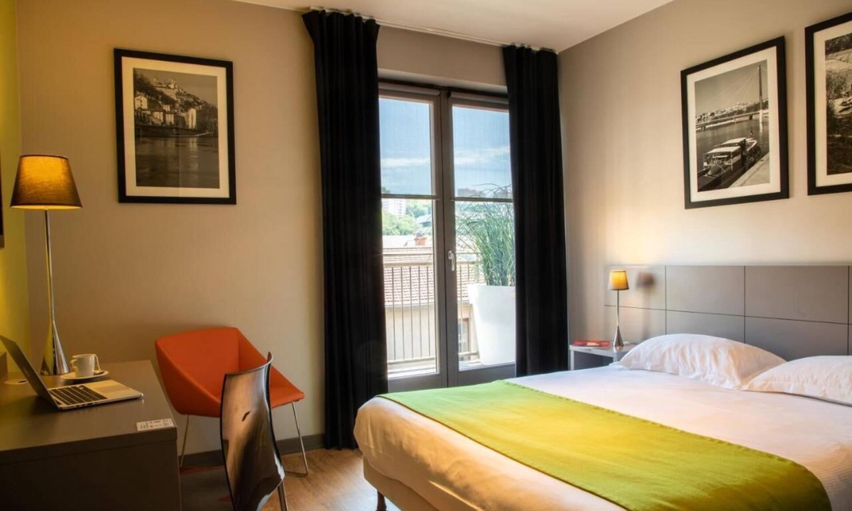 9th Arrondissement Hotel | Double Room Near Parc de la Tête d'Or & Lyon Riverfront Walks