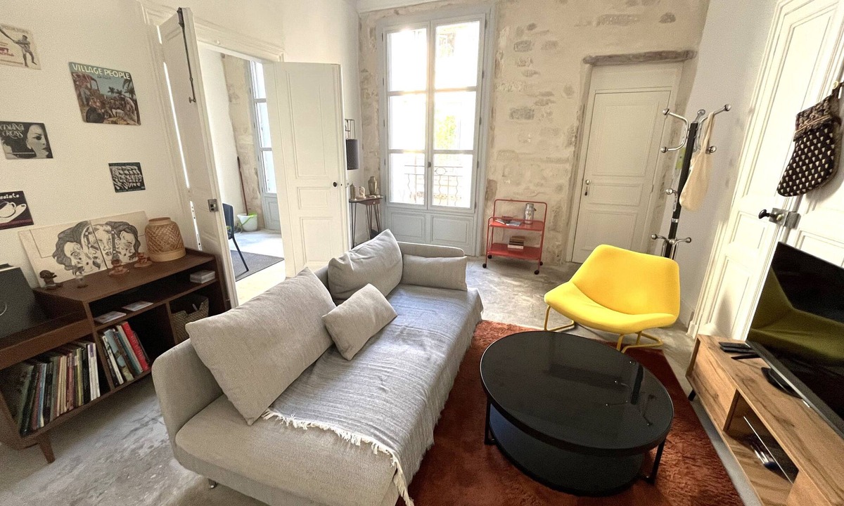 Comedie Condo | Ecusson: luminous duplex in private mansion