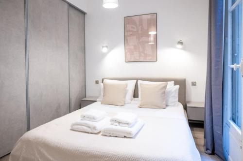 Passy Apartment | Eiffel Tower and Arc de Triomphe Elegant 1BR