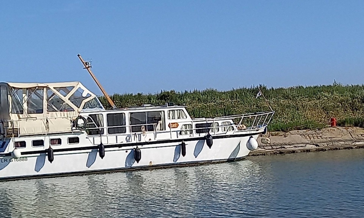 Saint-Gilles Boat Rental | Elegant 35m² houseboat with sheltered terrace for 4 people