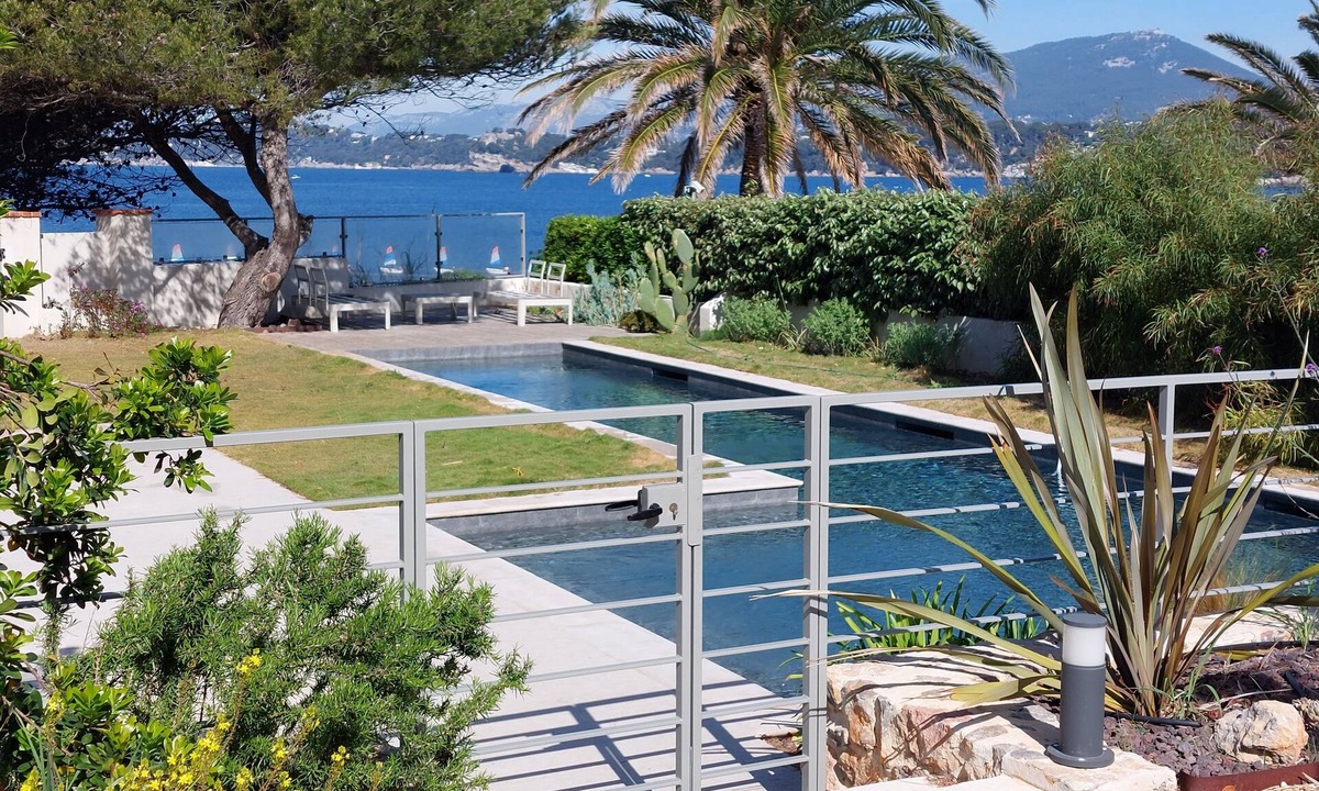 Le Pradet Villa | Exceptional villa with sea access from garden & pool