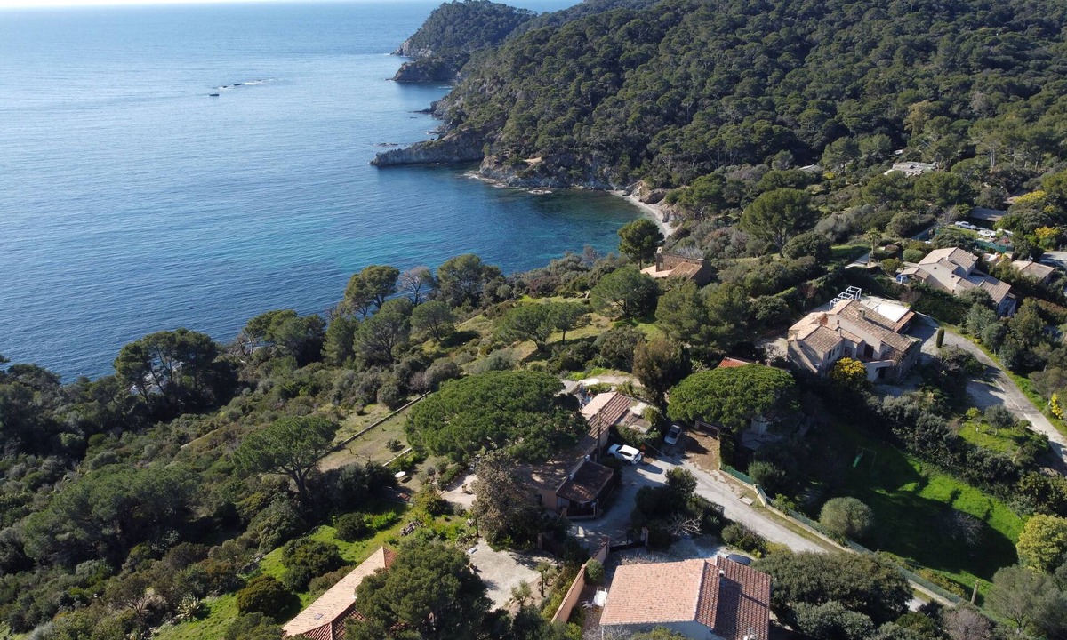 Giens Villa | Family holiday villa with sea view and access to the creeks on foot.