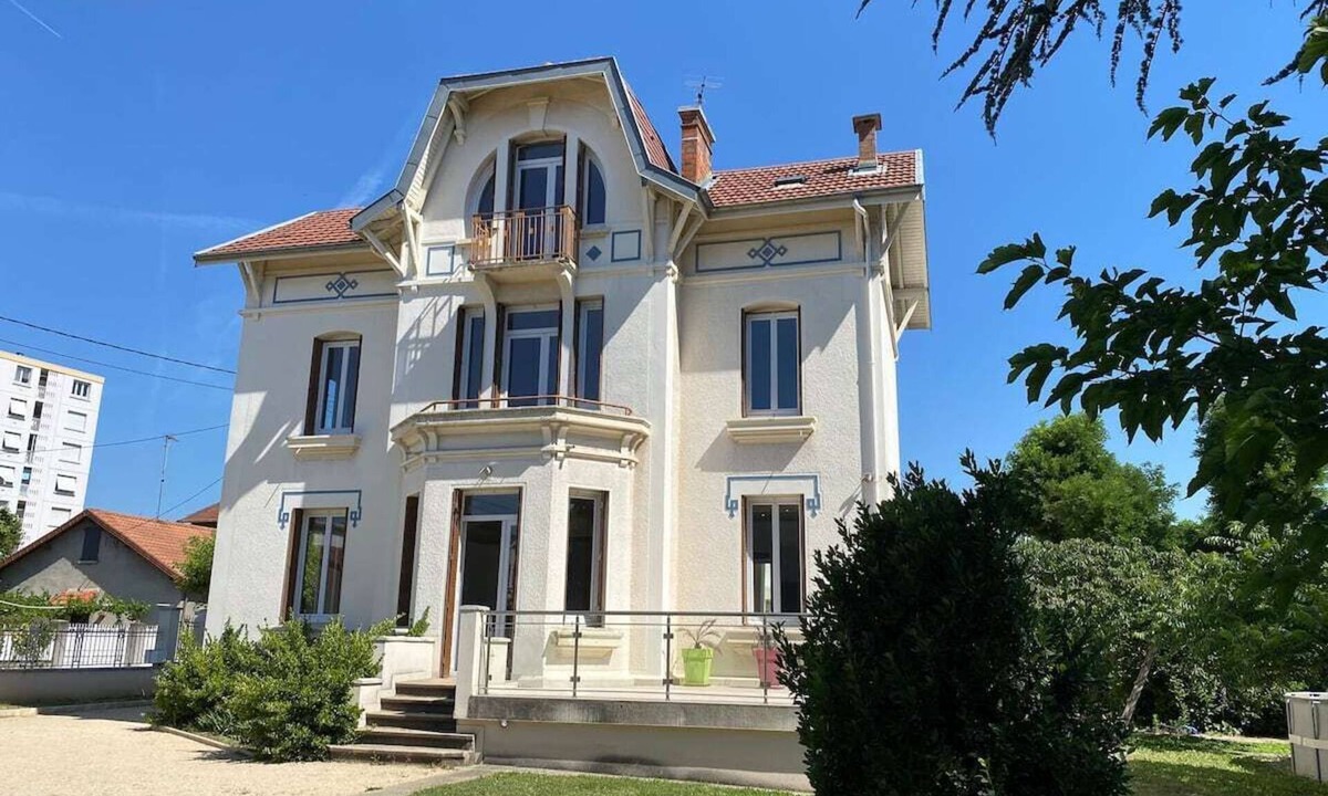 Valence House | Family home a stone's throw from the town center