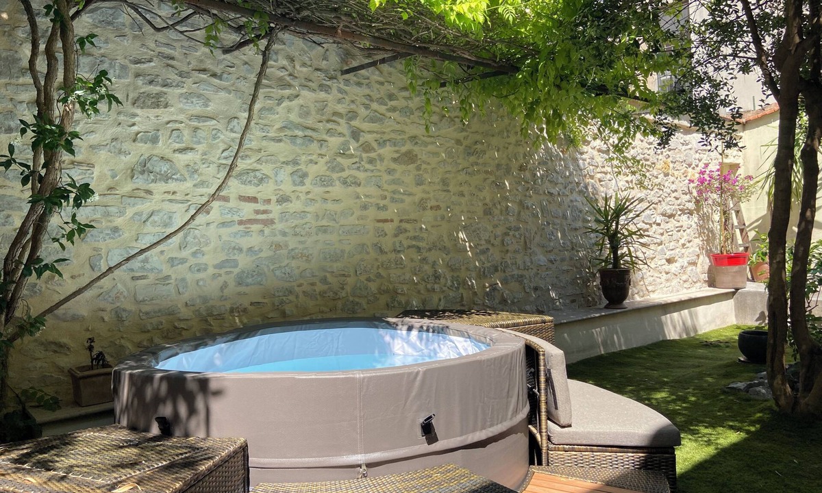 Cadereau House | Family home, jacuzzi, garage, town center, with garden.