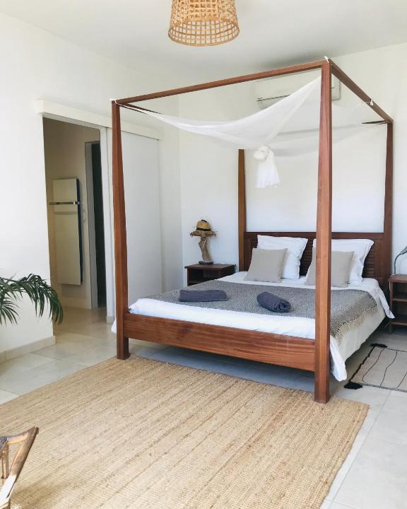Chabeuil House | ferme st pierre 2 suites avec repas, piscine, clim, cheminée ou baignoire spa