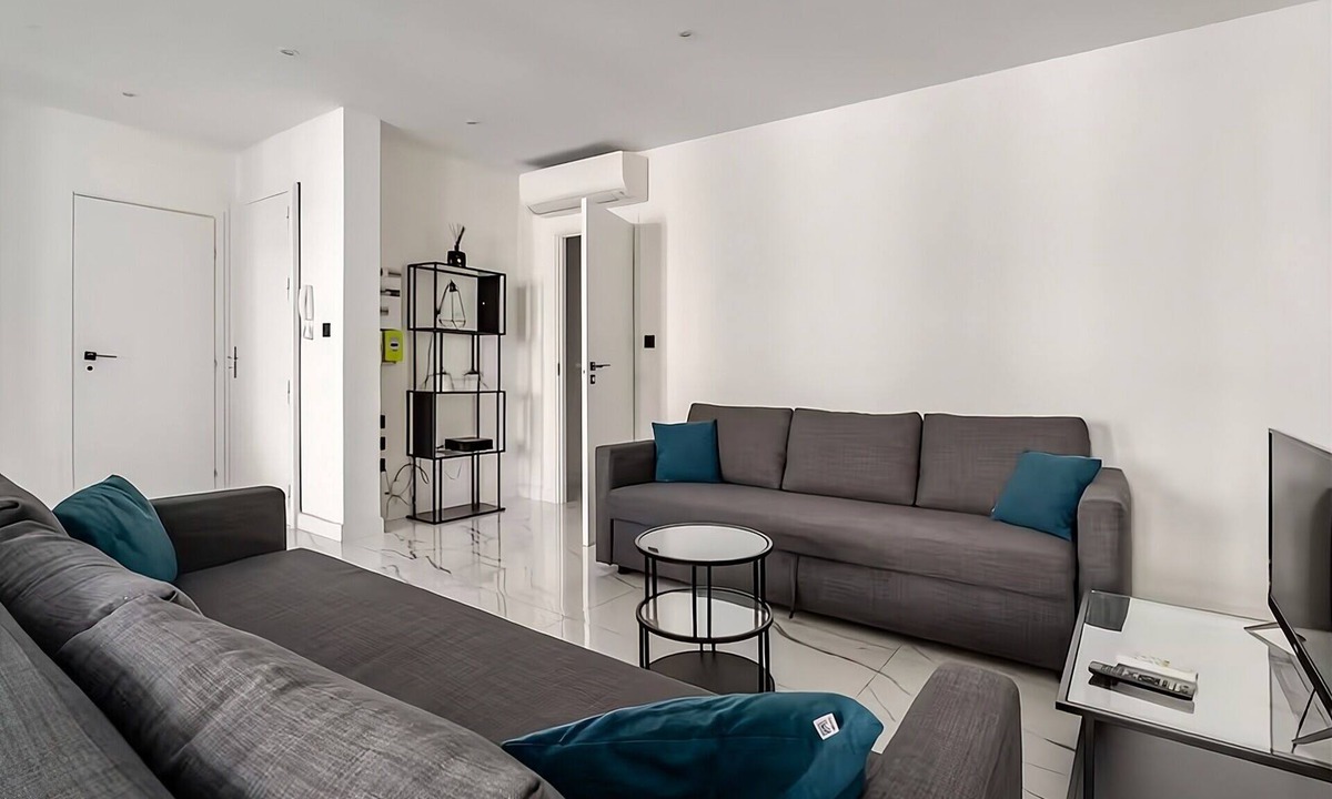 1st Arrondissement Apartment | Ferreol Black & White