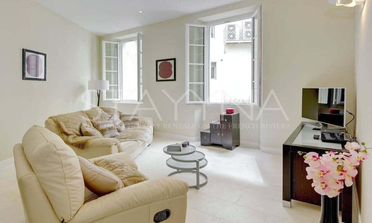 Carre d'Or Apartment | Fuchsia 1 bedroom apartment VRBO