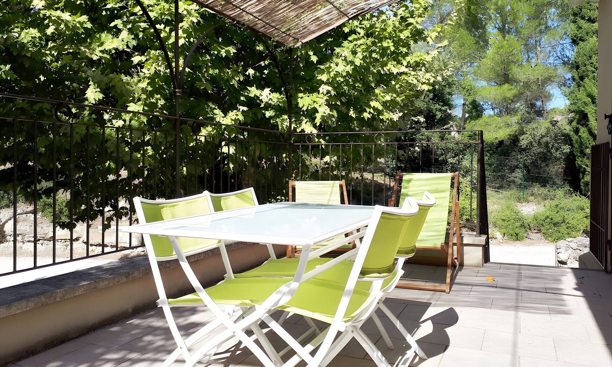 Orgon Apartment | Gîte 'Mas La Mounine - Gîte du Haut' with Private Garden, Wi-Fi, and Air Conditioning