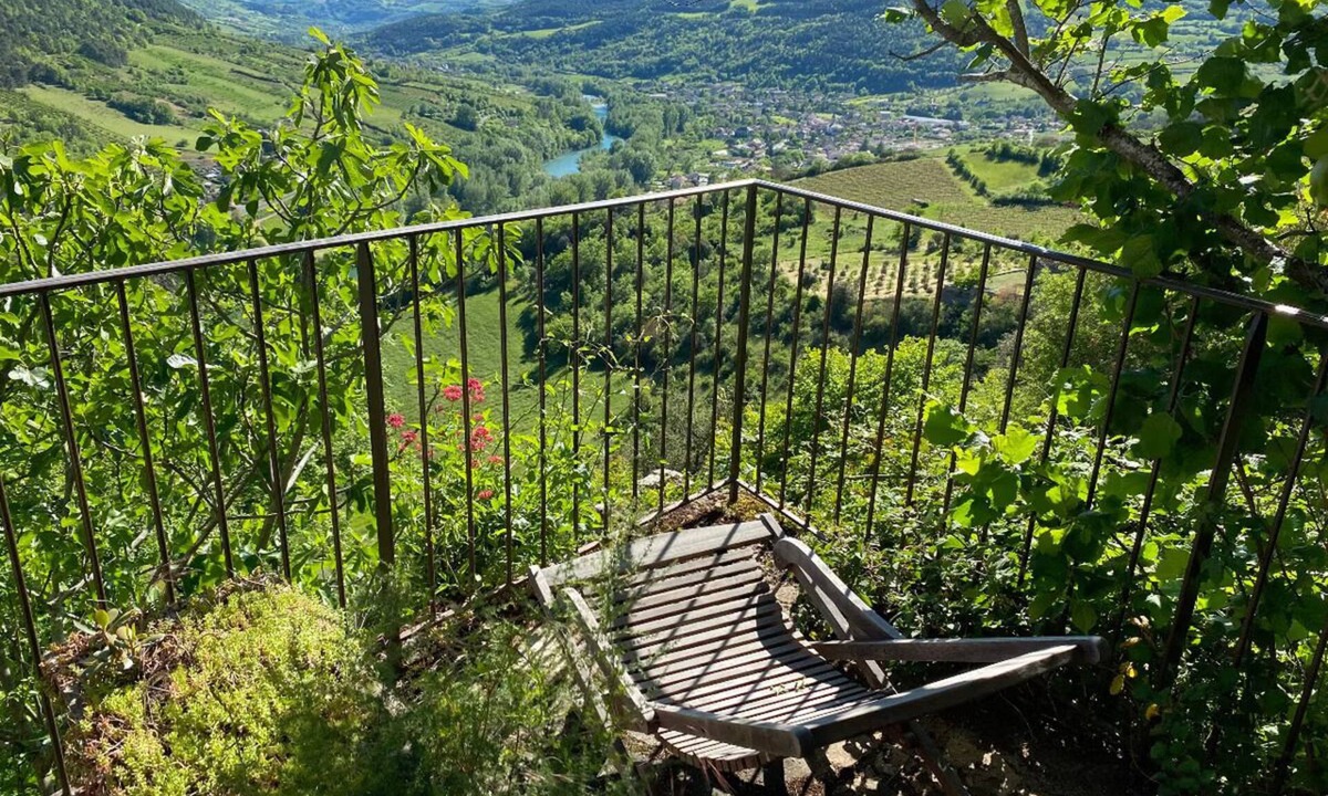 Riviere-sur-Tarn Apartment | Gîte Calades: Tarn stone and pebble flooring, Tarn view terrace under the vine!