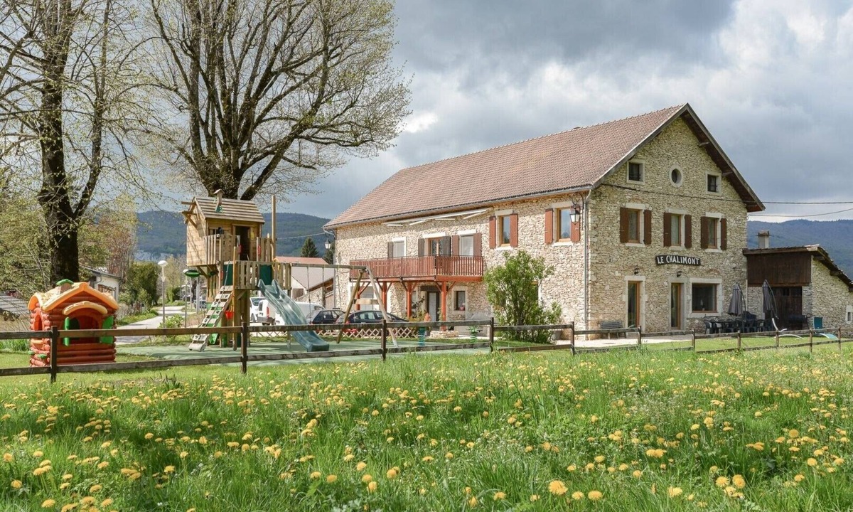 Saint-Julien-en-Vercors House | Gîte Le Chalimont: Holiday Home with Mountain View, Shared Garden and Wi-Fi