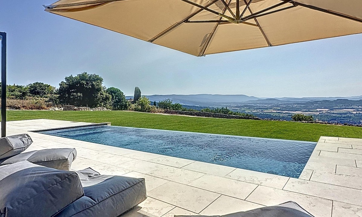 Gordes House | Gordes town center: panoramic views and heated pool