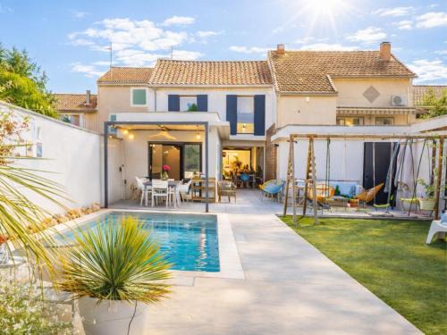 Sorgues Villa | Grande Maison familiale - Piscine privée & Jardin clos - 10min Avignon & Château-neuf-du-Pape - Climatisation - Parking privé gratuit - Animaux admis