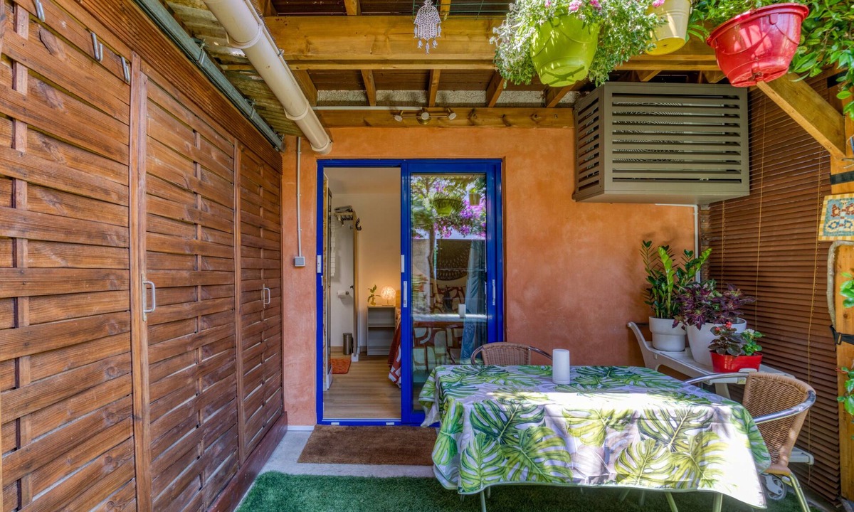 Lunel Bed & Breakfast | Guest Room “Chambre Jardin” with Private Garden and Air Conditioning